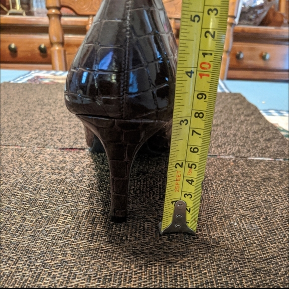 Brown heels with alligator pattern - Picture 5 of 6